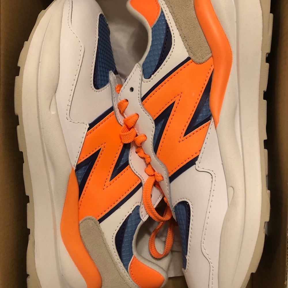 Women’s 8.5 New Balance 57-40
